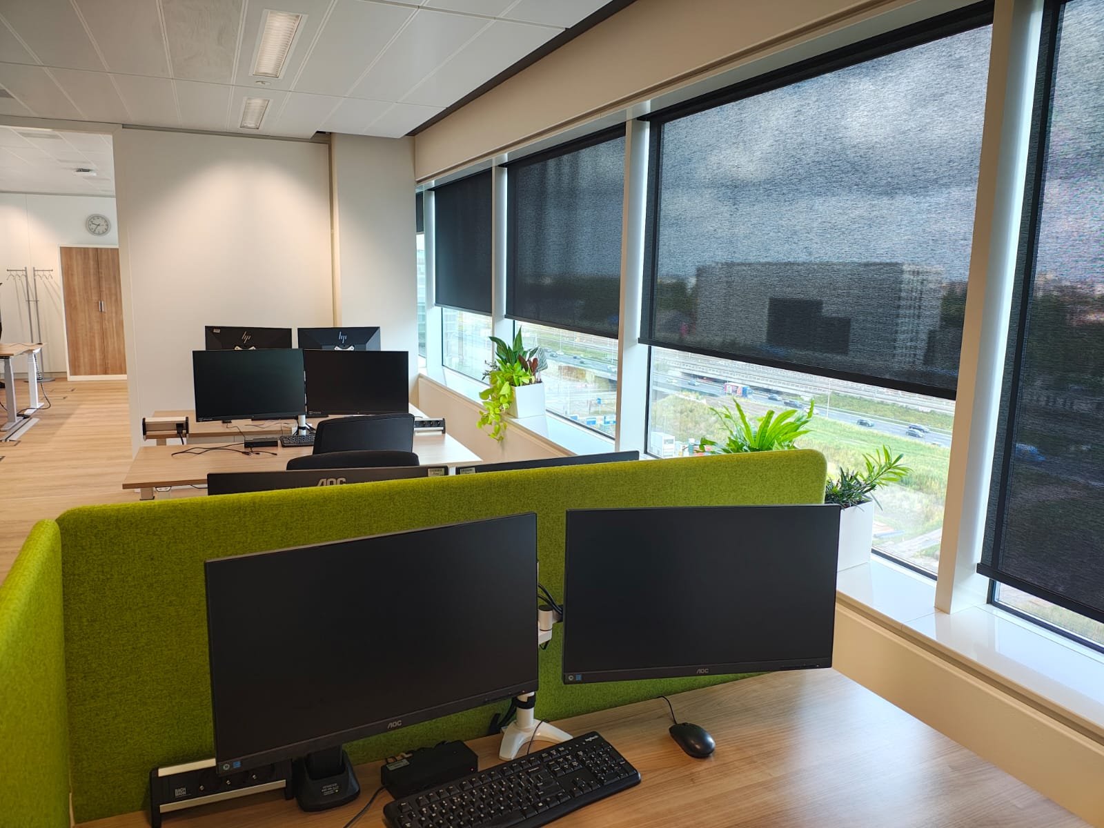 Showroom met werkplekken en daglicht