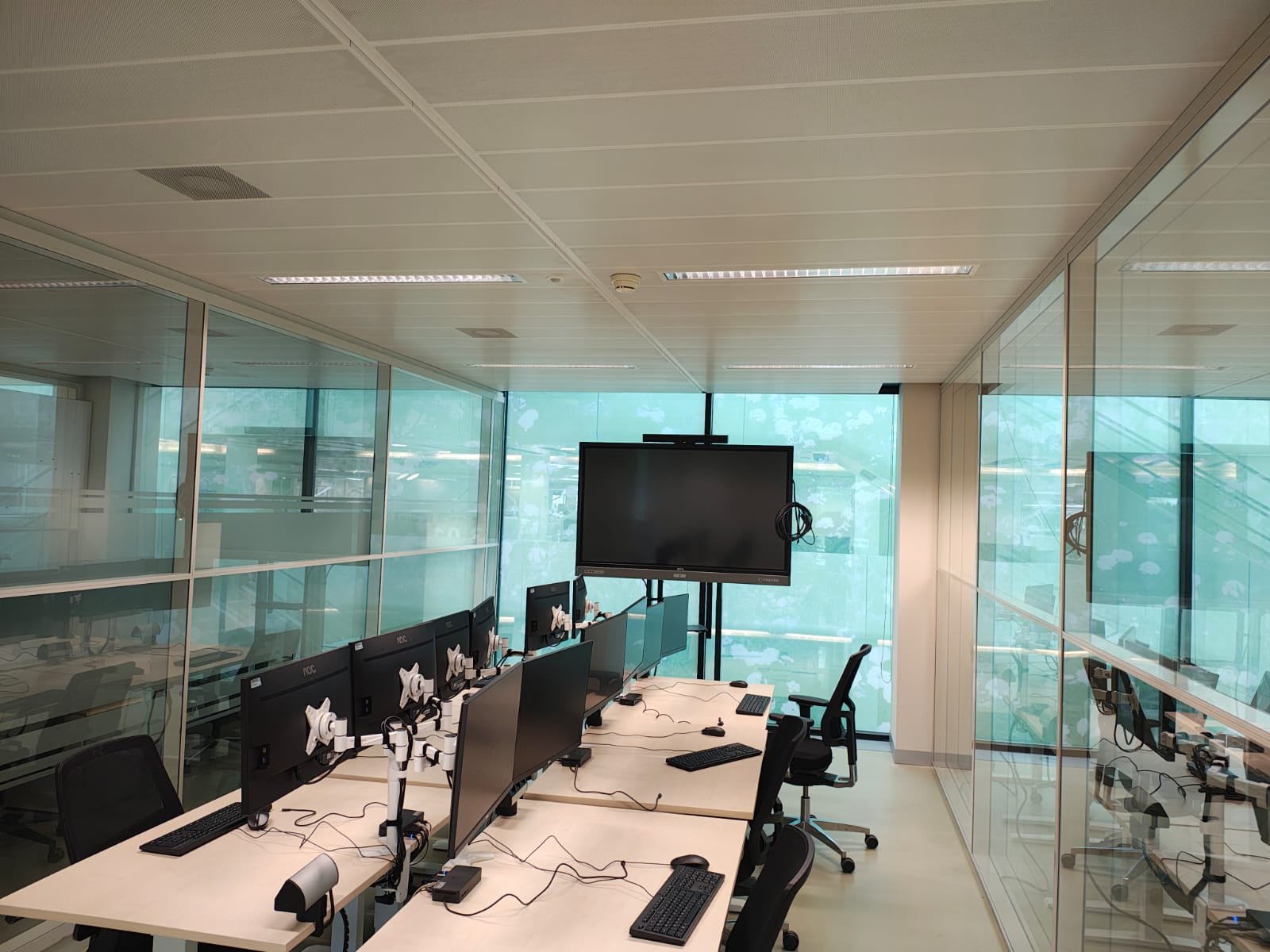 Vergaderruimte met tafel en comfortabele stoelen