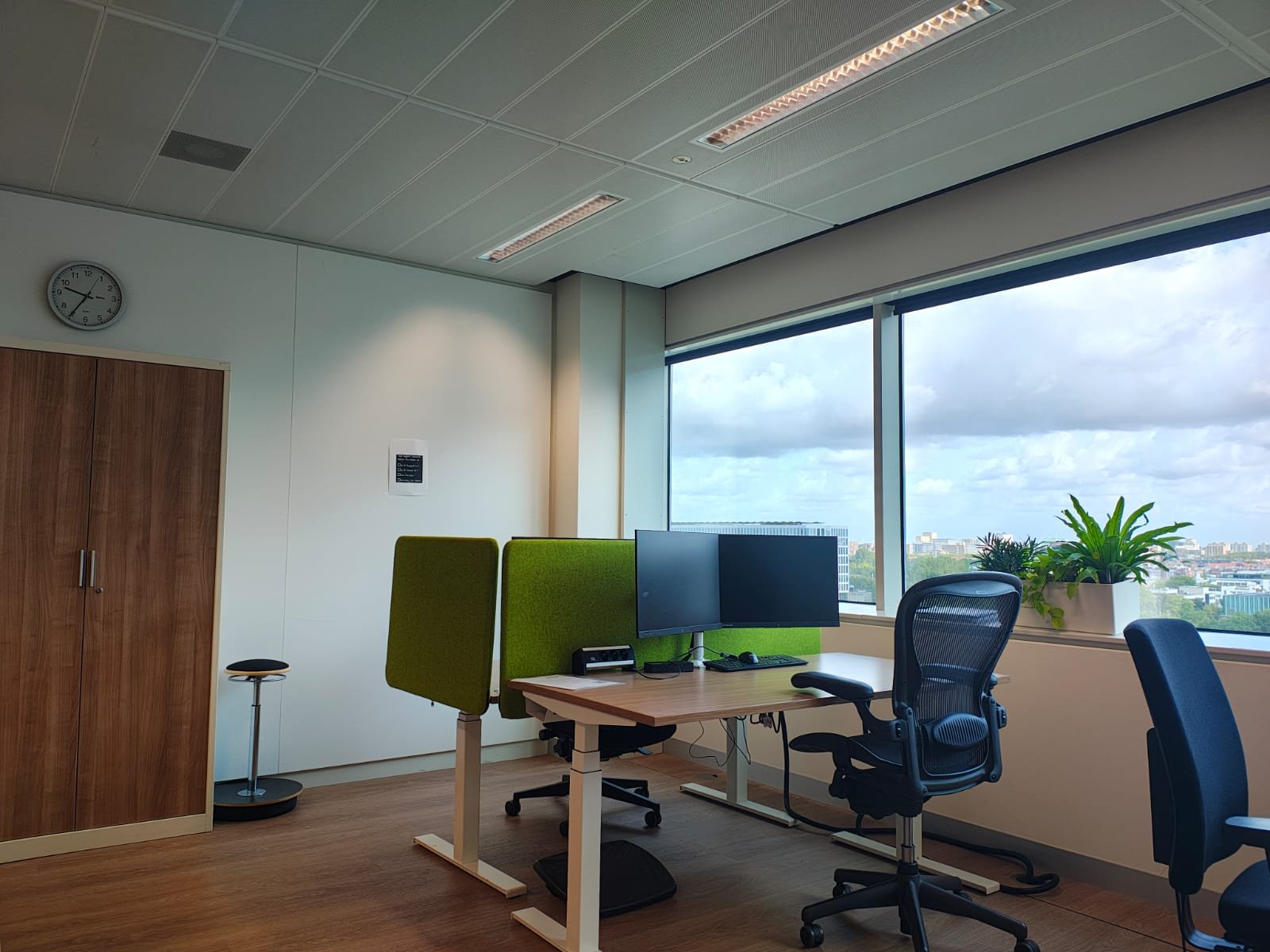 Moderne werkplek met zit-sta bureau